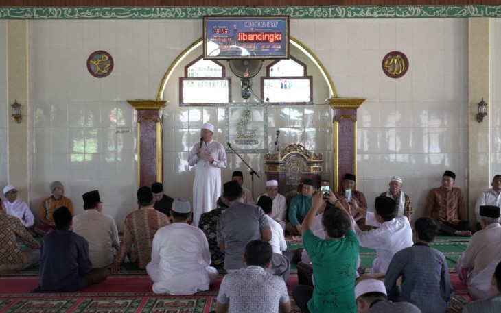 Gubernur Bengkulu Rohidin Mersyah dialog bersama masyarakat Tengah Padang, usai khotbah Jumat di Masjid Al-Iqra'.