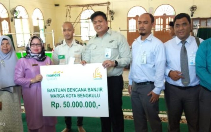 Warga Terima Bantuan Dari Bank  Syariah Mandiri 