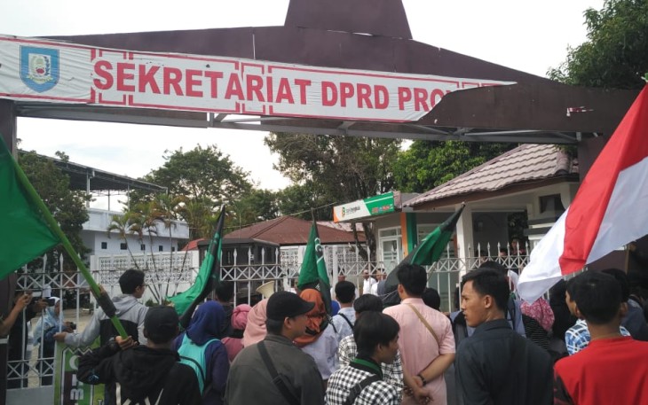 Puluhan Mahasiswa HMI Gelar Demo di Depan Kantor DPRD Provinsi Bengkulu