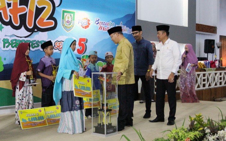 Gubernur Bengkulu Rohidin Mersyah Serahkan Piala Bergilir Hafidz Kecik Kepada Syukriah