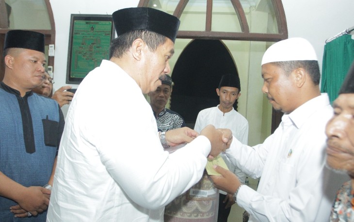 Sekda Kabupaten Asahan, Taufik ZA saat memberikan santunan kepada kaum dhuafa dalam Kegiatan Safari Ramadhan 1440 H di desa Ambalutu, Buntu Pane. Senin, (13/5/2019). Foto : Diskominfo Asahan/KlikWarta.com