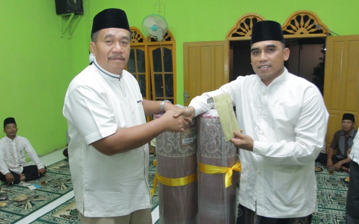 Sekda Kab. Asahan, Taufik ZA memberikan bantuan kepada BKM Mesjid Nurul Amin.