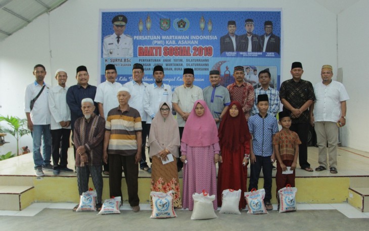 Asisten II Ekbang Setdakab Asahan, Jhon Hardi Nasution  hadiri buka puasa bersama yang digelar PWI Kab. Asahan di Diza Resto, Siumbut-umbut.