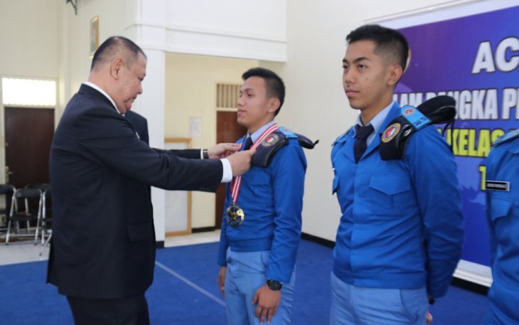 Rahmat Akbar Berliano saat menerima penghargaan Bintang Garuda Tri Sakti Taruna Tama di SMA Taruna Nusantara
