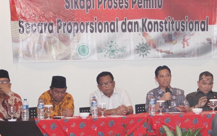 Ketua KPU Provinsi Irwan Saputra Saat Konferensi Pers Bersama NU, MUI, Muhammadiyah dan Bawaslu Provinsi Bengkulu