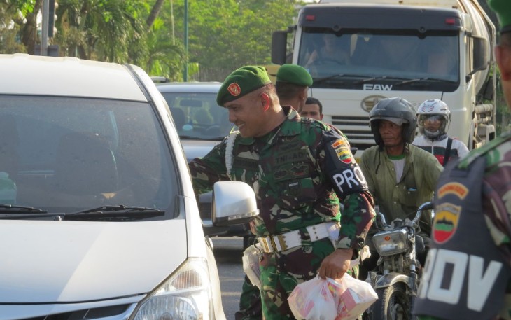 Kodim 0313 KPR Berbagi Takjil Pada Masyarakat 