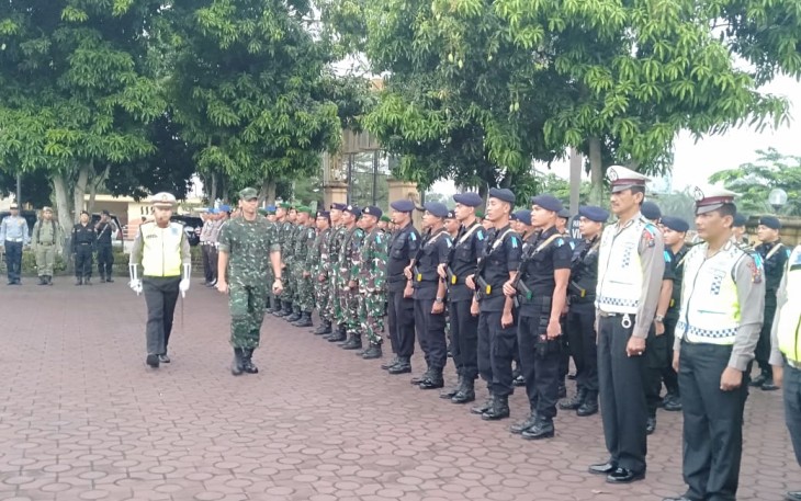 Pemimpin Apel Letkol Inf Sri Marantika Beru Saat Mengecek Pasukan Dalam Apel Gelar Pasukan Operasi Ketupat Toba 2019 di Lapangan Polres Asahan