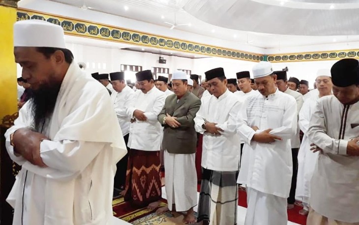 Bupati Seluma Bundra Jaya Sholat Ied di Masjid Agung Baitul Falihin