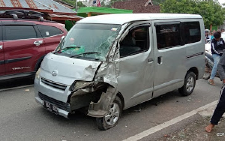 Kondisi mobil pasca menabrak kendaraan parkir