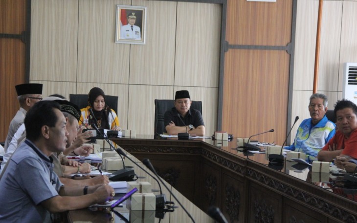 Asisten II Bidang Perekonomian Dan Administrasi Pembangunan Yuliswani Pimpin Rapat 