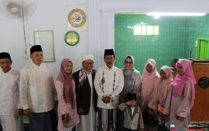 Bupati Bengkulu Tengah Ferry Ramli dan Wakil Bupati Septy Periyadi Solat Idul Fitri Bersama 