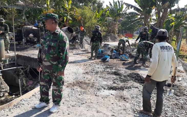 Perwira Seksi Yang Selalu "Perhatikan" Prajurit di Lokasi TMMD