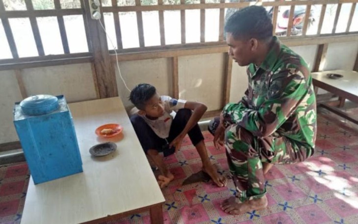 Satgas TMMD Bimbing Anak Sekolah "Nyleweng"