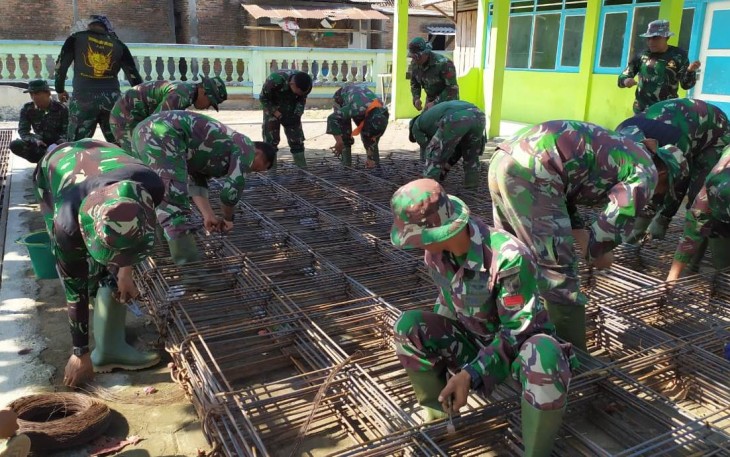 TNI Keroyok "Penulangan" Jalan TMMD