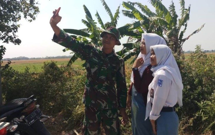  Banyak Warga Minta "Selfie" Dengan Satgas TMMD