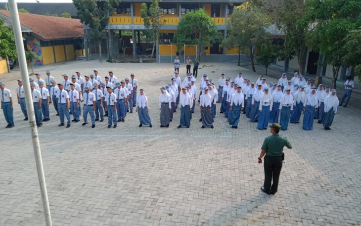 Dansatgas TMMD kronjo berikan pembinaa para pelajar blukbuk
