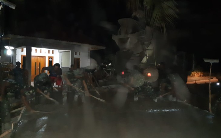 Satgas TMMD kronjo terus bergerak di malam hari