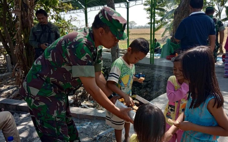 TNI Ajarkan Perlunya Berbagi Kepada Anak-anak Desa Sasaran TMMD