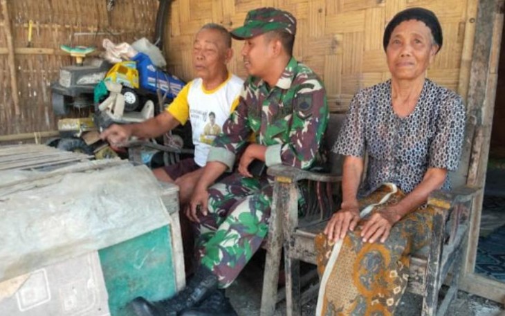 Meski Rumah Tidak Direhab Tentara Mbah Karmin Tetap Ikut Bahagia