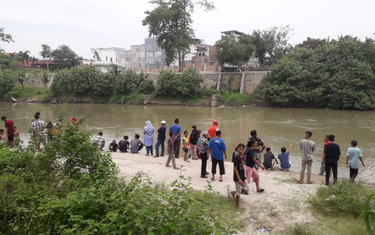 Tim BPBD Dibantu Warga Lakukan Pencarian Korban Hanyut di Sungai Sei Silau