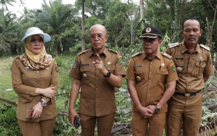 Bupati Bengkulu Selatan Gusnan Mulyadi Cek Lokasi Jalan Yang Diblokir 