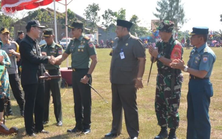 Danrem 071/Wijayakusuma berjabat tangan dengan Wakil Bupati Tegal saat pembukaan TMMD 105 Desa Jatimulya Kec Suradadi