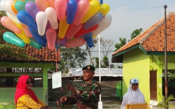Yuyun Sri Nurani Kepala Sekolah SMK Bisma Kersana bersama Danramil 06/Kersana Kapten Inf Solikhudin tandai peresmian Program LDK SMK Bisma Kersana dengan Pelepasan Balon