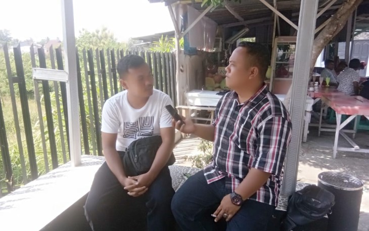 Sekretaris DPW Pemuda Lira Riau (kiri) saat diwawancarai awak media