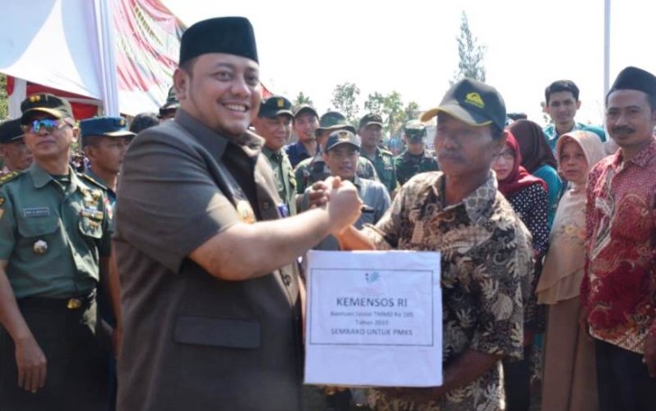 Walikota Tegal Dedy Yon yang turut hadir dalam pembukaan TMMD Desa Jatimulya Berikan Sembako Gratis Kepada Warga