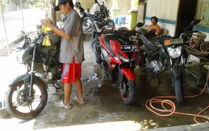 Usaha cucian Motor Mansyur Desa Jatimulya Tak Lagi Sepi Berkat Adanya Program TMMD ke 105 Kodim 0712/Tegal