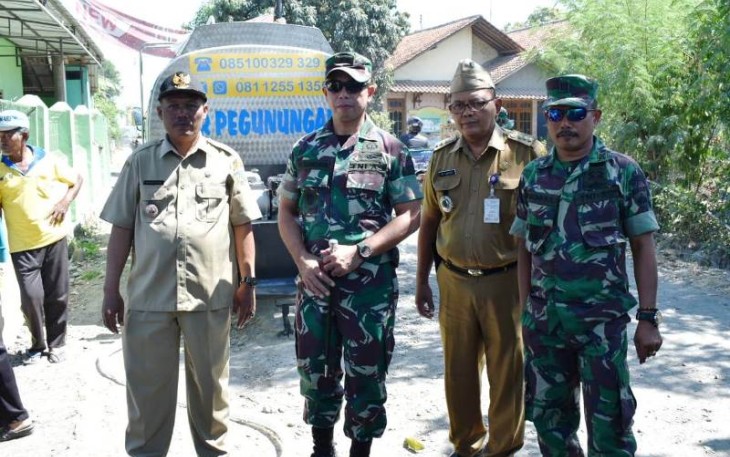 Dinas Terkait Kunjungi Lokasi pendistribusian Air Bersih dampingi Dansatgas TMMD Tegal