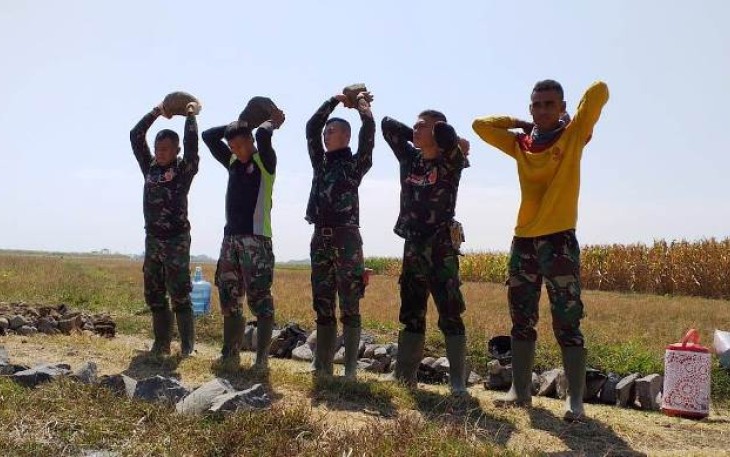 Satgas TMMD Tegal dari Batalyon 407/Padmakusuma bugarkan tubuh menjaga stamina