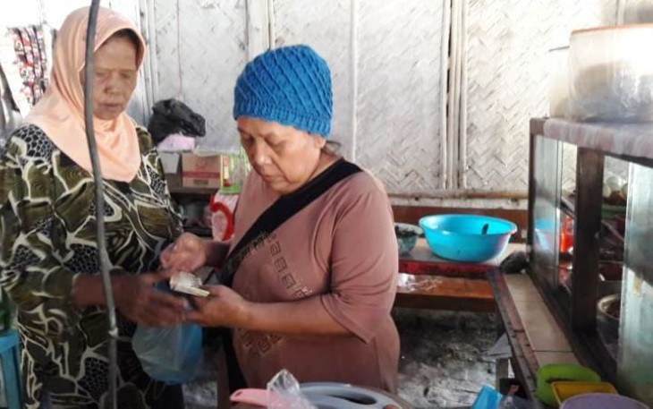 Sumiah Pemilik Warung Sudi Mampir Desa Jatimulya melayani langganannya