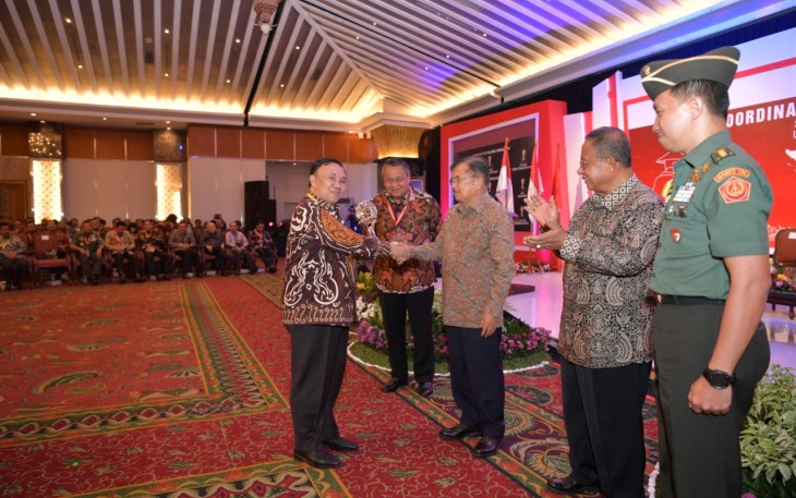 Sekretaris Daerah Nopian Andusti Menerima Penghargaan Pengendali Inflasi Terbaik Nasional Dari Wakil Presiden RI Jusuf Kalla