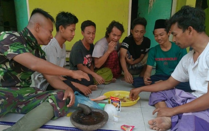 Santri Ponpes APIK Barokah Ambil Bagian Dalam TMMD Kalikondang