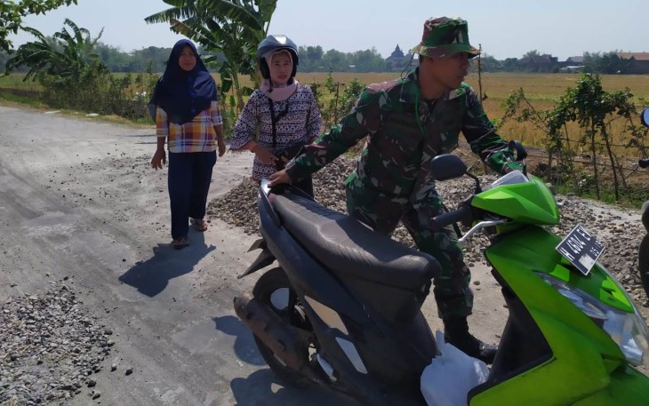 Satgas TMMD Yang Jadi Bengkel Motor Dadakan 