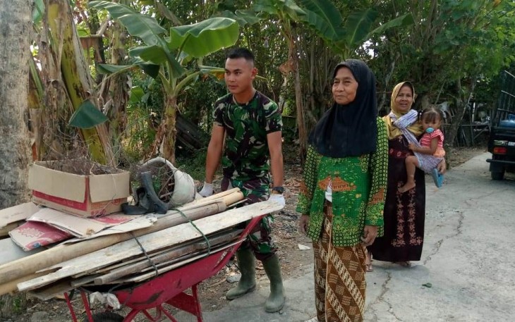 Bantuan Spontanitas Selalu Diberikan Para Satgas TMMD