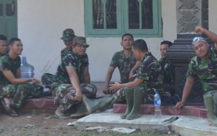 Satgas TMMD 105 lakukan diskusi disela waktu istirahat