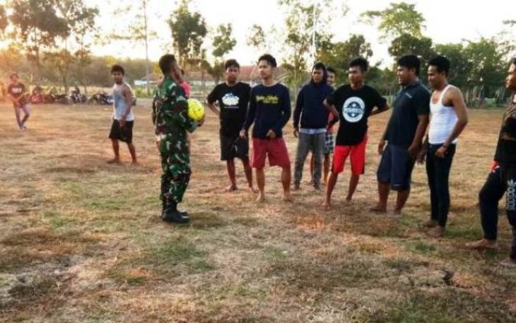 Satgas TMMD Tegal berbaur dalam olah raga sepakbola bersama pemuda Desa Jatimulya