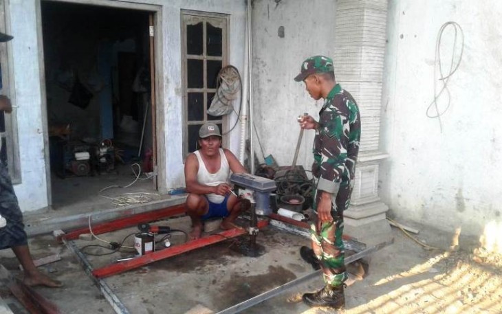 Pekerja Sumur Bor bersama Satgas TMMD Tegal