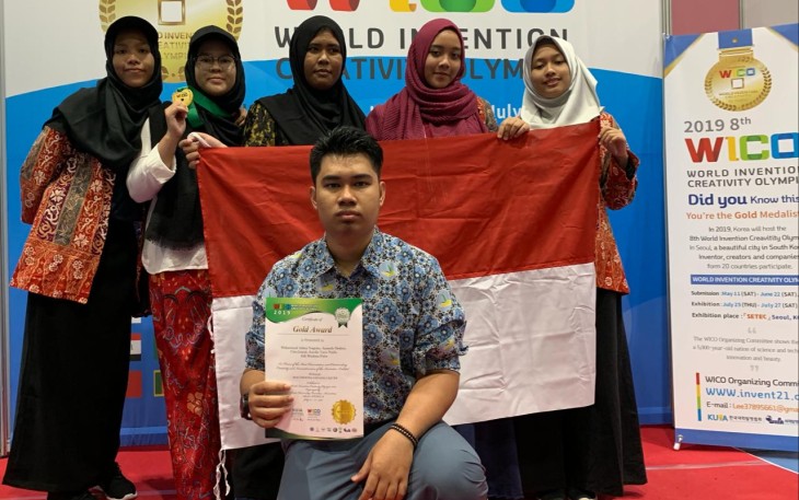 Zamlarini Dan TIM Sabet Medali Emas Pada Ajang World Invention Creativity Olympic di Seoul Korea Selatan 