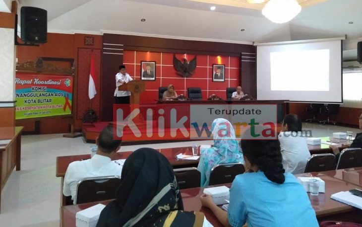 Plt Walikota Blitar Santoso saat memberikan sambutan dalam acara Rapat Koordinasi Komisi Penanggulangan Aids Kota Blitar di ruang Sasana Praja Kantor Walikota Blitar