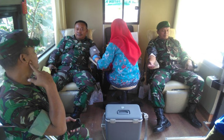 Komandan Kodim  0723 Klaten Letkol Eko Setyawan Sedang Mendonorkan Darah 