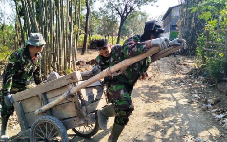 Satgas TMMD maksimal kan Alat angkut gerobak kayu
