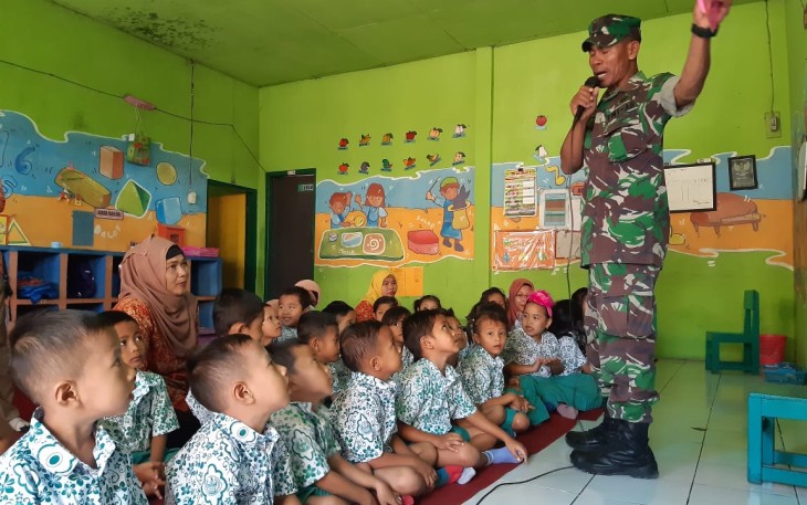 Satgas TMMD Kodim Demak saat Bantu Ngajar di Taman Kanak-kanak