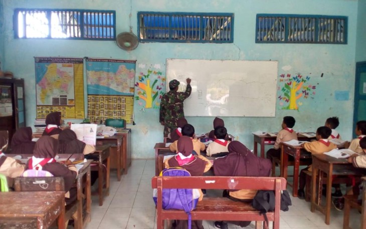 Tentara Ini Tanamkan Cinta Tanah Air Kepada Pelajar