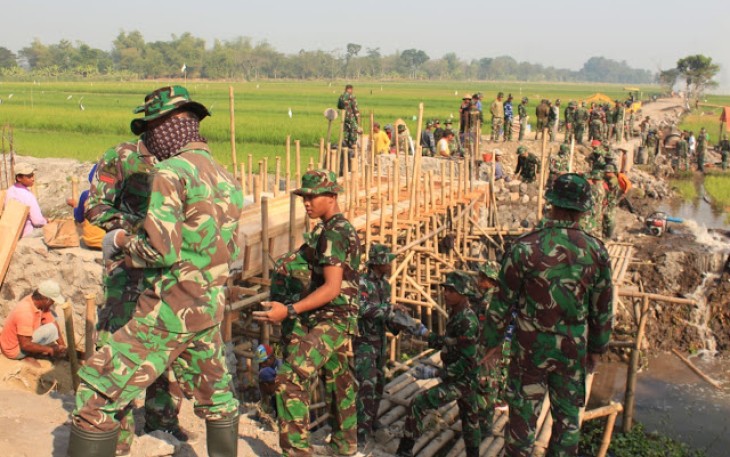 Personil TNI Dan Warga Masyarakat Desa Jimbung Kecamatan Kali Kotes Menyelesaikan Proyek Jembatan 