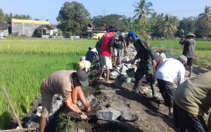 Gotong Royong Warga Dan TNI 