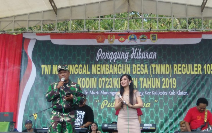 OM Putra Dewa Goyang Warga Jimbung Saat Pembukaan TMMD Reg 105