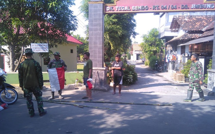 Warga Pasang Umbul umbul 